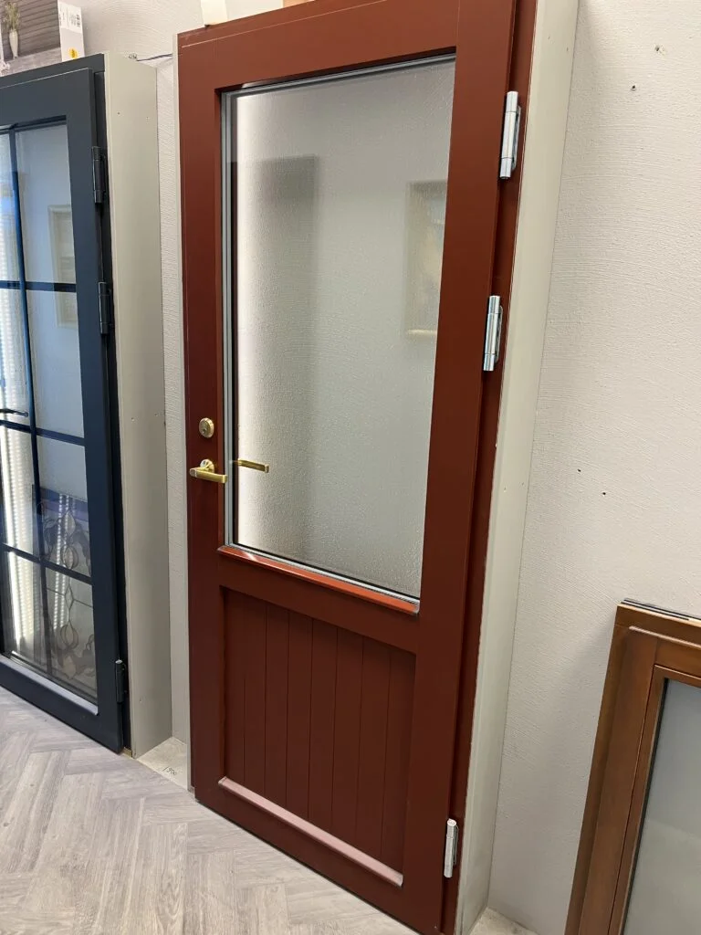 välisuks klaasiga